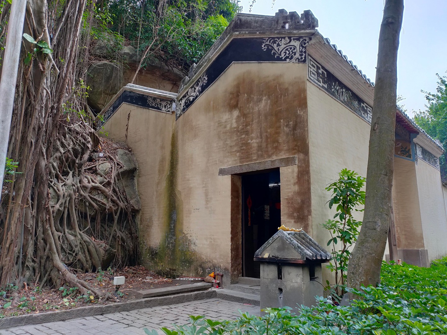 Sam Po Temple - History, Year Built, Calligraphy, Paintings, Macau